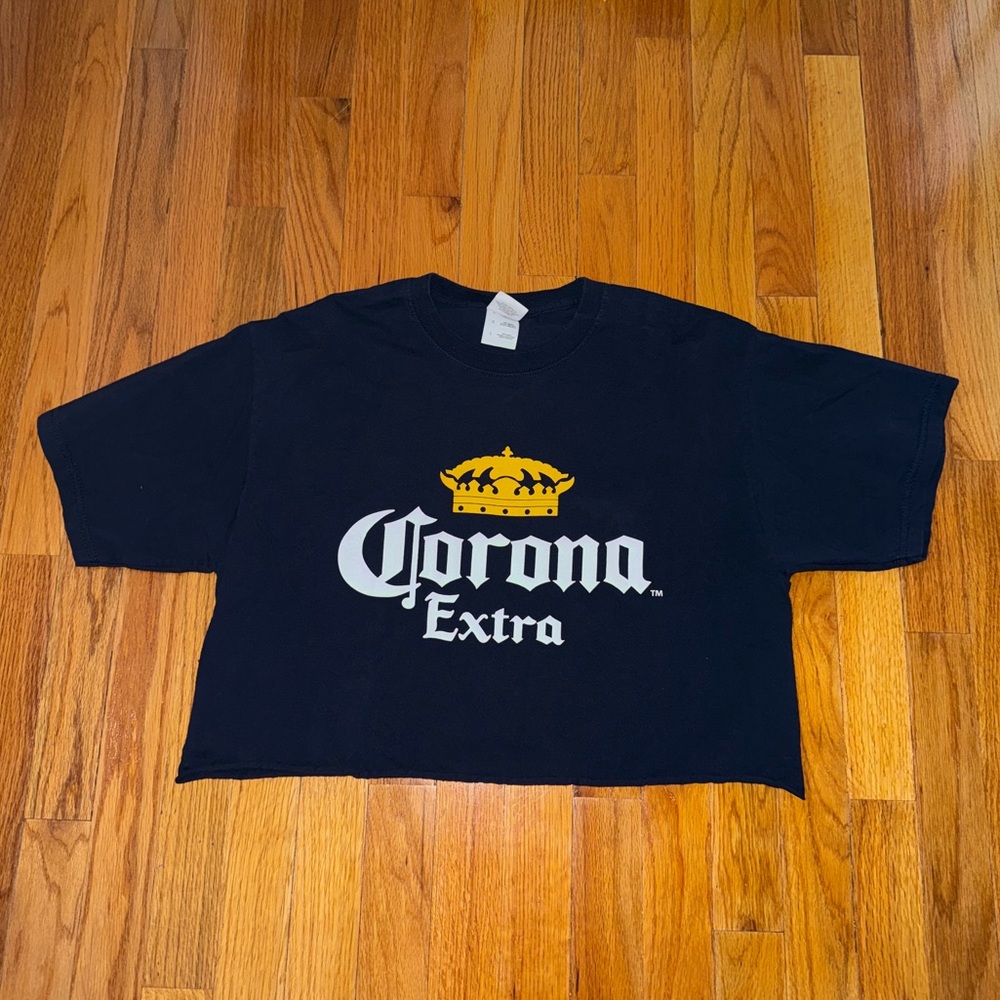 Navy blue oversized Corona Extra cropped tee